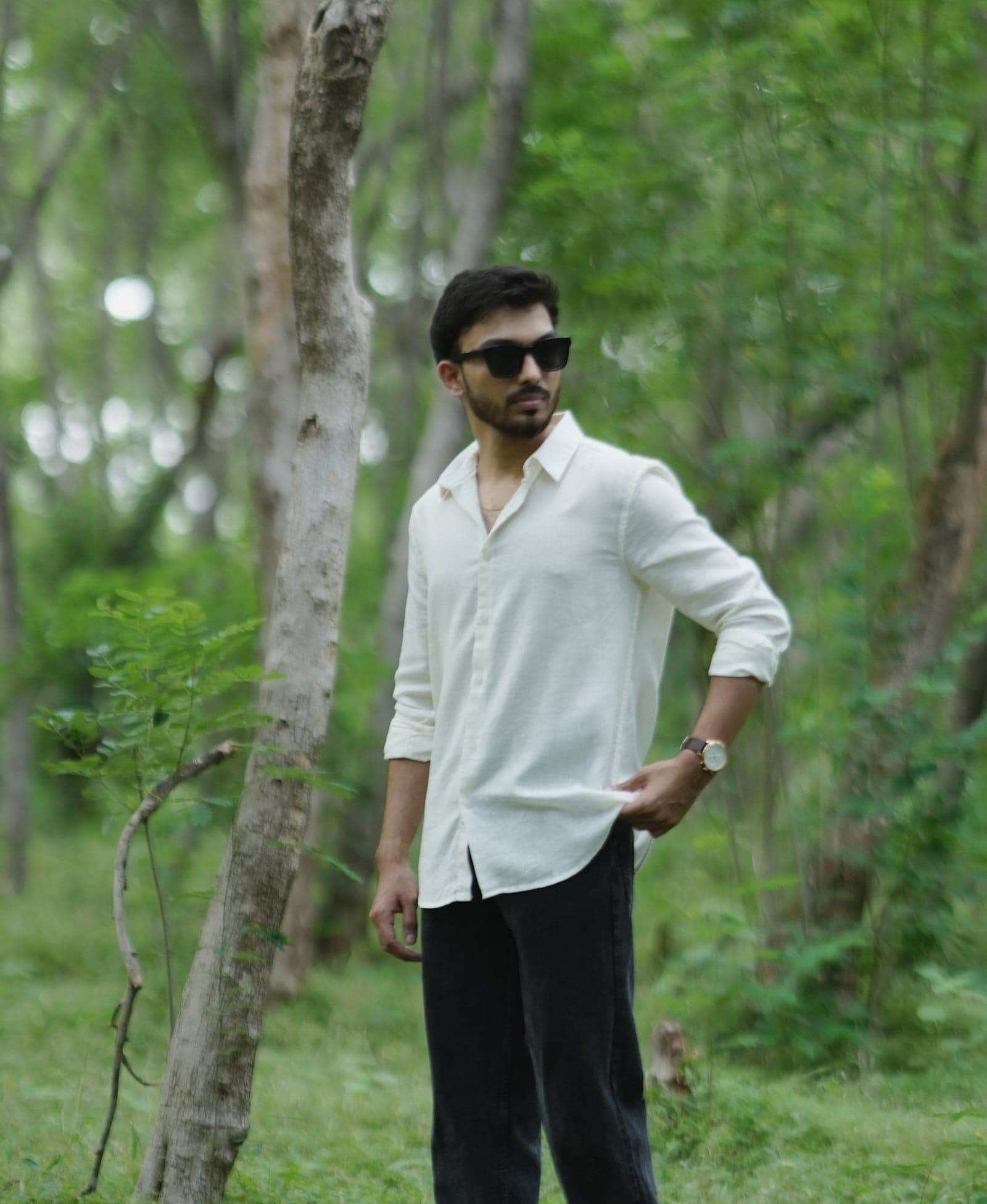Man wearing Zero818 white linen shirt outdoors